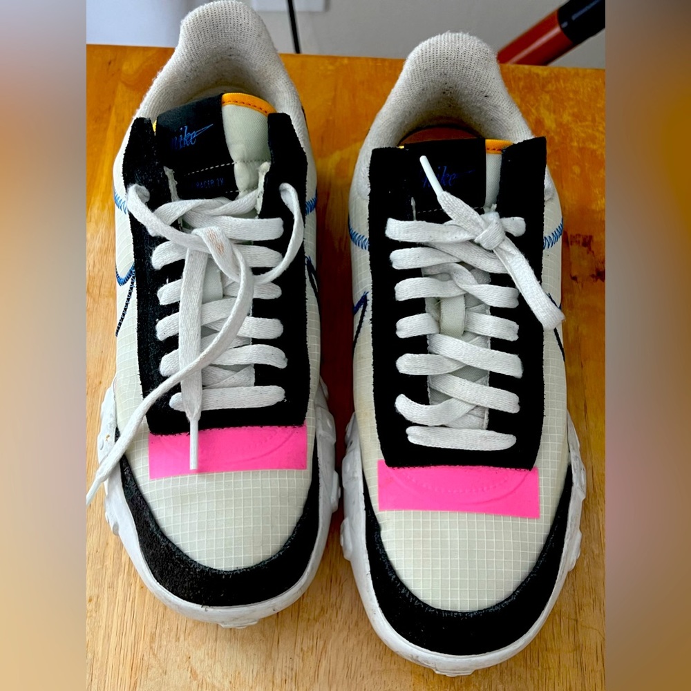 Nike  size 10. They are woman shoes.